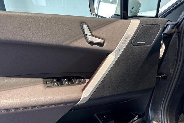 BMW iX xDrive50 Sport Edition 112 kWh | Sky Lounge | Harman Kardon | Stroelverwarming | Achteruitrijcamera |