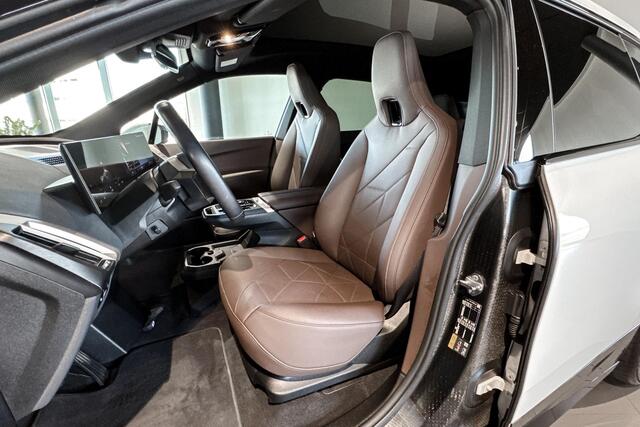 BMW iX xDrive50 Sport Edition 112 kWh | Sky Lounge | Harman Kardon | Stroelverwarming | Achteruitrijcamera |