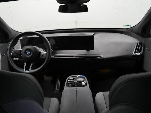 BMW iX xDrive45 101 kWh M-Sport | 21" | Driving Assistant Professional | Trekhaak | M Multifunctionele voorstoelen |