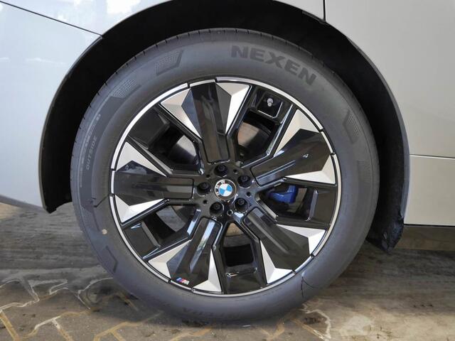 BMW iX xDrive45 101 kWh M-Sport | 21" | Driving Assistant Professional | Trekhaak | M Multifunctionele voorstoelen |