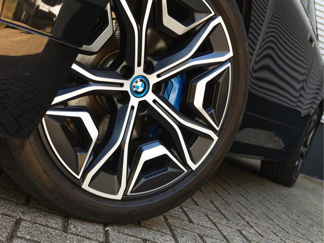 BMW iX xDrive50 - Luchtvering - Integral Active Steering - Driving Ass Prof - Pano