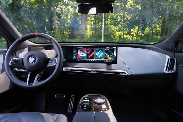 BMW iX xDrive M70 112 kWh | Suite Amido | Snelwegassistent* | 22 kW | 22'' 1027M | Harman/kardon