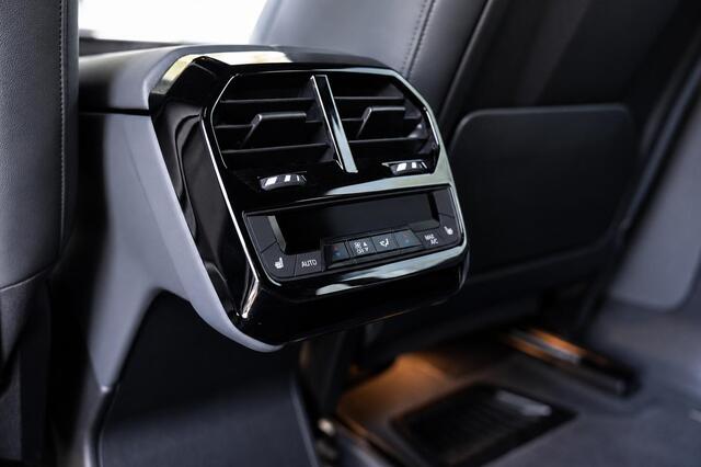 BMW iX xDrive M70 112 kWh | Suite Amido | Snelwegassistent* | 22 kW | 22'' 1027M | Harman/kardon