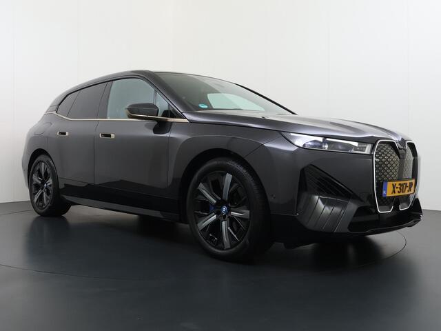 BMW iX xDrive40 Business Edition Plus 77 kWh SOH 100% | DRIVING ASSISTENT PROF. | STOEL + STUURVERWARMING EN MASSAGE| ELEKTRISCHE TREKHAAK| SKYLOUNGE | LASER|