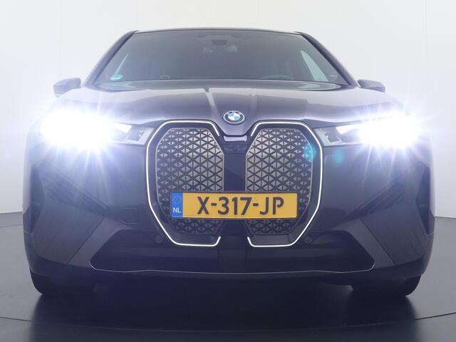BMW iX xDrive40 Business Edition Plus 77 kWh SOH 100% | DRIVING ASSISTENT PROF. | STOEL + STUURVERWARMING EN MASSAGE| ELEKTRISCHE TREKHAAK| SKYLOUNGE | LASER|
