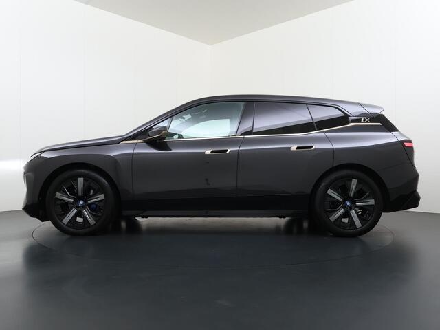 BMW iX xDrive40 Business Edition Plus 77 kWh SOH 100% | DRIVING ASSISTENT PROF. | STOEL + STUURVERWARMING EN MASSAGE| ELEKTRISCHE TREKHAAK| SKYLOUNGE | LASER|