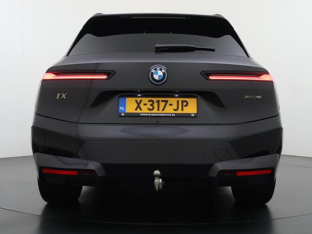 BMW iX xDrive40 Business Edition Plus 77 kWh SOH 100% | DRIVING ASSISTENT PROF. | STOEL + STUURVERWARMING EN MASSAGE| ELEKTRISCHE TREKHAAK| SKYLOUNGE | LASER|