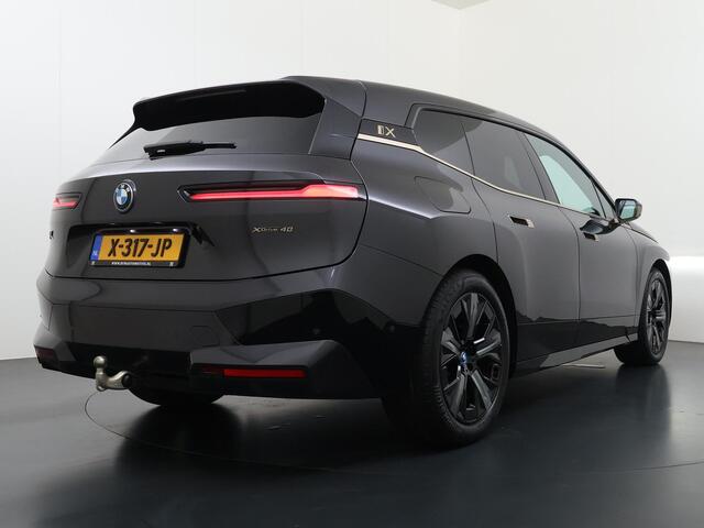 BMW iX xDrive40 Business Edition Plus 77 kWh SOH 100% | DRIVING ASSISTENT PROF. | STOEL + STUURVERWARMING EN MASSAGE| ELEKTRISCHE TREKHAAK| SKYLOUNGE | LASER|