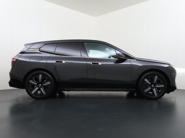 BMW iX xDrive40 Business Edition Plus 77 kWh SOH 100% | DRIVING ASSISTENT PROF. | STOEL + STUURVERWARMING EN MASSAGE| ELEKTRISCHE TREKHAAK| SKYLOUNGE | LASER|