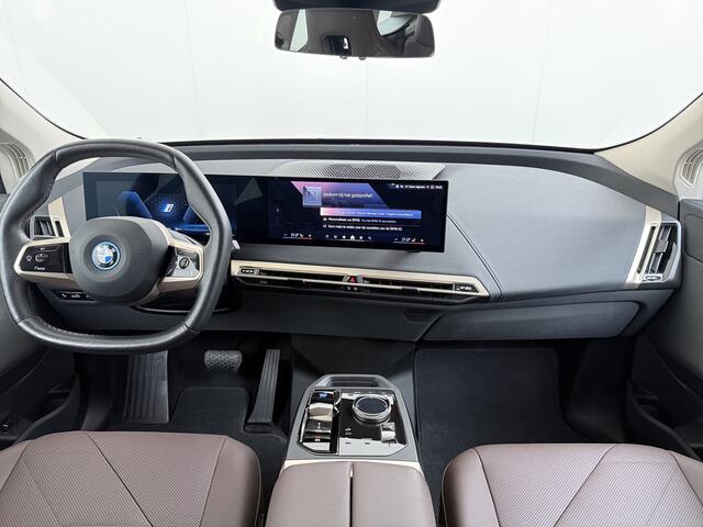 BMW iX xDrive40 327PK Executive SOH 99% Trekhaak 4-Zone Ecc Head-Up Display Camera Apple Carplay Stoelverwarming Elek.Stoelen+Stuur Elek.Achterklep Navi Ecc Bluetooth Led Lmv Pdc Live cockpit pro 2.500KG Trekgewicht Dealeronderhouden