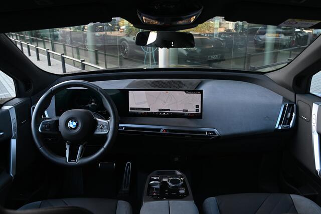 BMW iX xDrive45 M Sport / M Multifunctionele Stoelen / Parking Assistant Professional / Comfort Access / Adaptieve LED / Stoelventilatie
