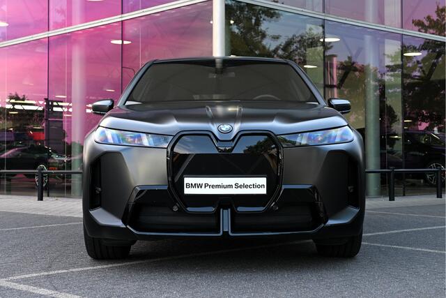 BMW iX xDrive45 M Sport / M Multifunctionele Stoelen / Parking Assistant Professional / Comfort Access / Adaptieve LED / Stoelventilatie