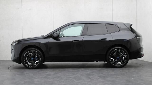 BMW iX xDrive50 High Executive Sportpakket | Massage | Bowers & Wilkins | Sky Lounge | Laserlight | Stoelventilatie | Trekhaak | Head-up | Soft-Close