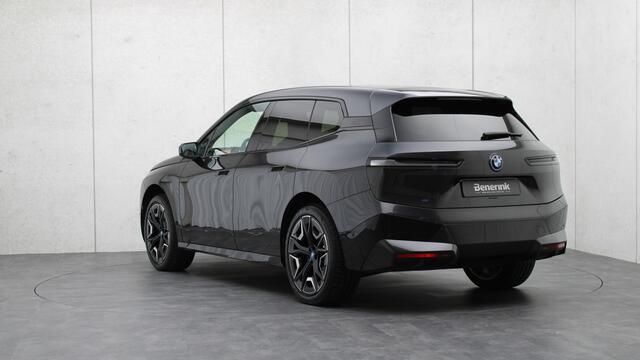BMW iX xDrive50 High Executive Sportpakket | Massage | Bowers & Wilkins | Sky Lounge | Laserlight | Stoelventilatie | Trekhaak | Head-up | Soft-Close
