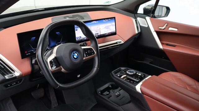 BMW iX xDrive50 High Executive Sportpakket | Massage | Bowers & Wilkins | Sky Lounge | Laserlight | Stoelventilatie | Trekhaak | Head-up | Soft-Close