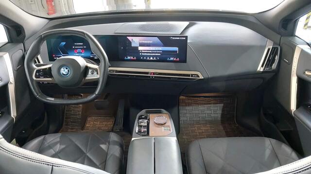 BMW iX xDrive50 | 22" | Sky Lounge | Harman Kardon | Trekhaak | Sportpakket | Driving Assistant Professional |