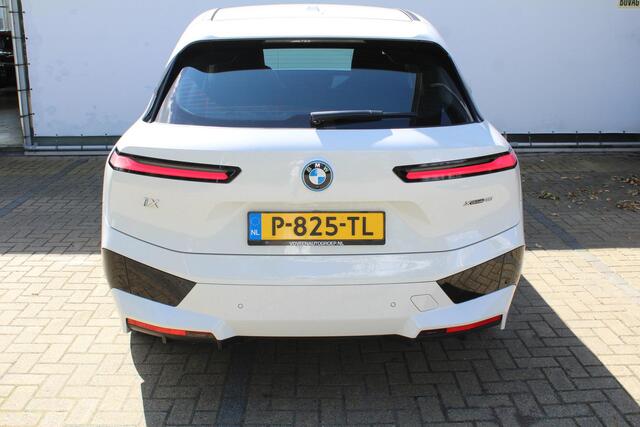 BMW iX xDrive40 Executive 77 kWh | SoH 100% | Incl. 12 maanden Garantie | 1e Eigenaar | 360° Camera | Elektrisch verstelbare stoelen/stuurwiel | Dodehoekdetectie | Stoelverwarming | Elektrische kofferbakklep | Draadloze telefoonlader | Keyless entry/start | 22 Inch LMV | Origineel NL Auto | NAP |