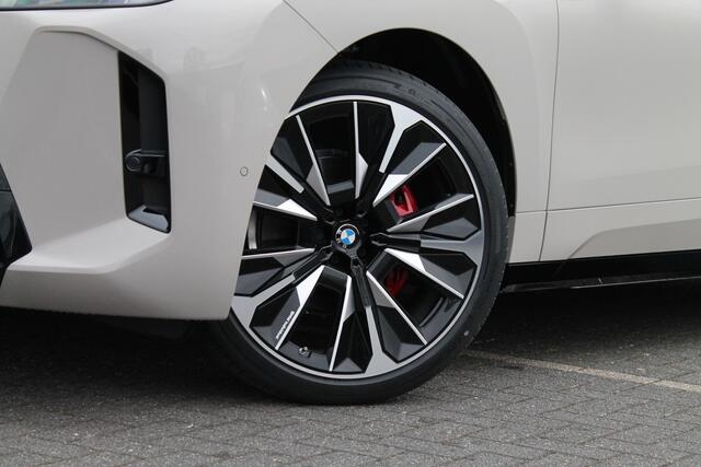 BMW iX xDrive60 M Sport / Panoramadak Sky Lounge / Trekhaak / M Multifunctionele Stoelen / Soft-Close / Bowers & Wilkins / Parking Assistant Professional