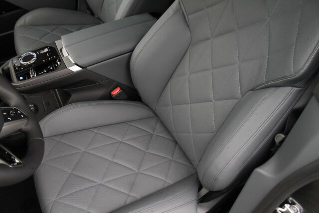 BMW iX xDrive60 M Sport / Panoramadak Sky Lounge / Trekhaak / M Multifunctionele Stoelen / Soft-Close / Bowers & Wilkins / Parking Assistant Professional