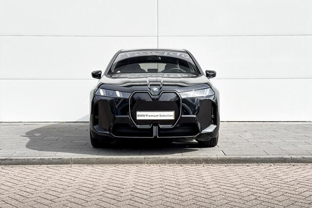 BMW iX xDrive60 112 kWh | M-Sport PRO | Innovation Pack | Integral Active Steering | Luchtvering |