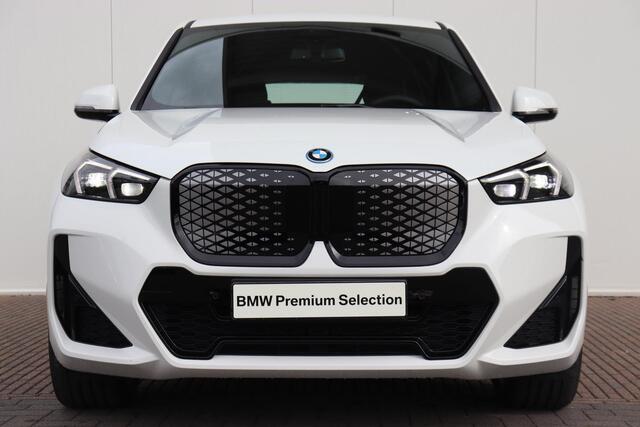 BMW iX1 eDrive20 67 kWh M-Sportpakket Premium Pack / Harman Kardon / M-sport Pro / Stoelverwarming / 19'' /