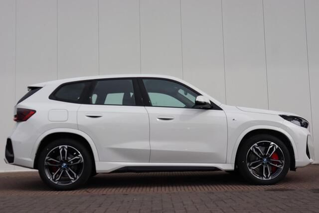 BMW iX1 eDrive20 67 kWh M-Sportpakket Premium Pack / Harman Kardon / M-sport Pro / Stoelverwarming / 19'' /