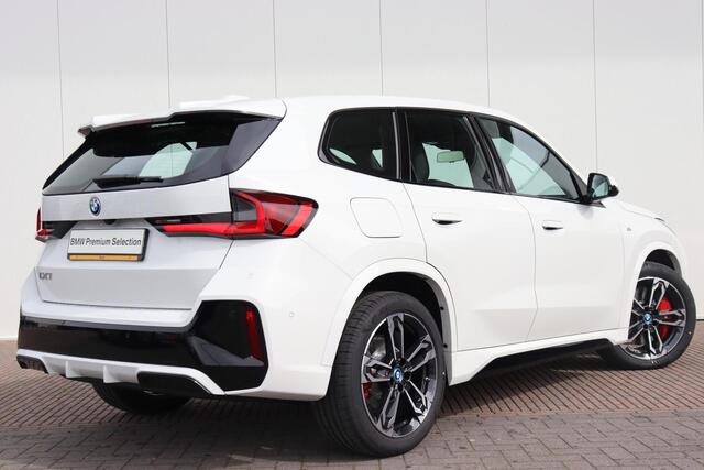BMW iX1 eDrive20 67 kWh M-Sportpakket Premium Pack / Harman Kardon / M-sport Pro / Stoelverwarming / 19'' /