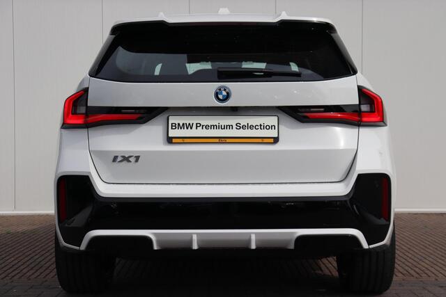 BMW iX1 eDrive20 67 kWh M-Sportpakket Premium Pack / Harman Kardon / M-sport Pro / Stoelverwarming / 19'' /