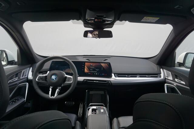 BMW iX1 eDrive20 M Sport Pro Panorama Dak / Harman Kardon / Comfort Acces / Trekhaak