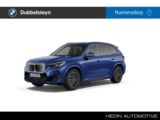BMW iX1 eDrive20 | M-Sport | 18'' | Panorama | Getint Glas | M Adaptief onderstel