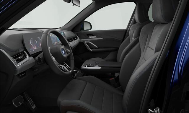 BMW iX1 eDrive20 | M-Sport | 18'' | Panorama | Getint Glas | M Adaptief onderstel