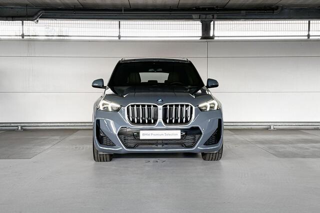 BMW iX1 xDrive30 67 kWh | M Sportpakket | Adaptieve LED koplampen