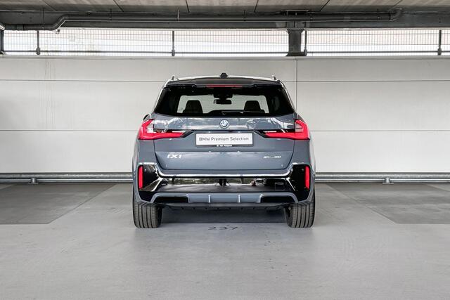 BMW iX1 xDrive30 67 kWh | M Sportpakket | Adaptieve LED koplampen