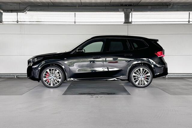 BMW iX1 eDrive20 67 kWh | Glazen panoramadak | Stuurwielrand verwarmd