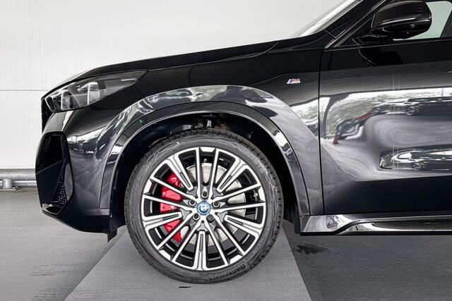 BMW iX1 eDrive20 67 kWh | Glazen panoramadak | Stuurwielrand verwarmd