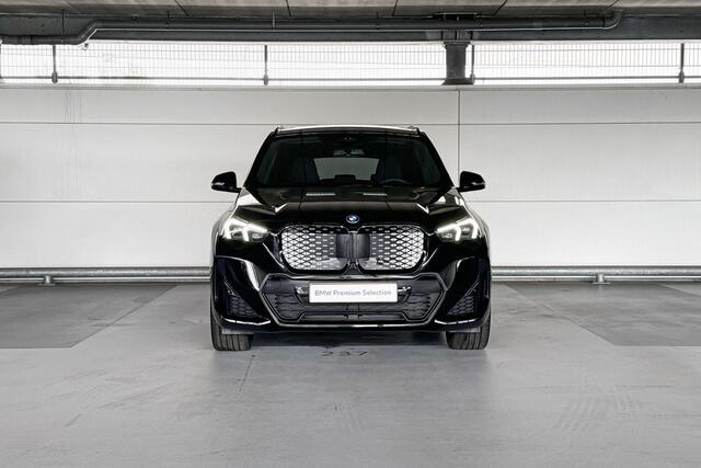 BMW iX1 eDrive20 67 kWh | Glazen panoramadak | Stuurwielrand verwarmd