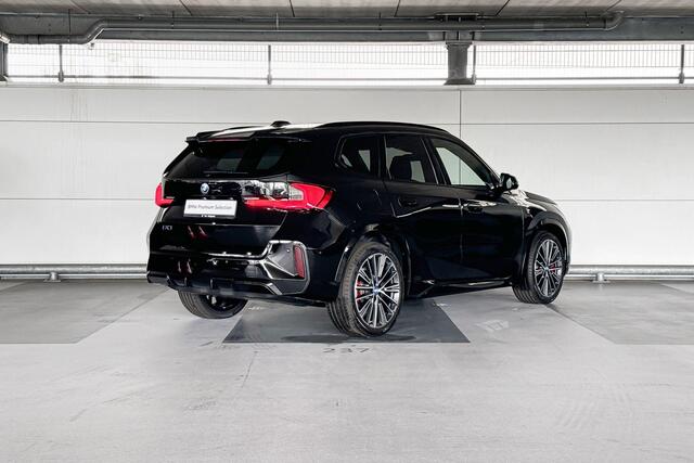 BMW iX1 eDrive20 67 kWh | Glazen panoramadak | Stuurwielrand verwarmd
