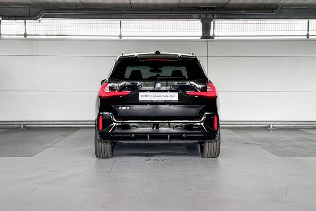 BMW iX1 eDrive20 67 kWh | Glazen panoramadak | Stuurwielrand verwarmd