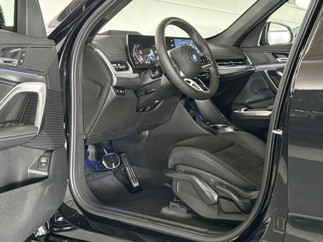 BMW iX1 eDrive20 67 kWh | Glazen panoramadak | Stuurwielrand verwarmd