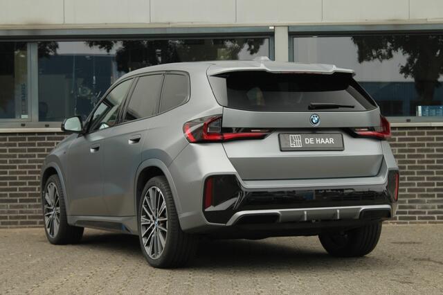 BMW iX1 eDrive20 MSport Pro - M Stoelen - Pano - 20 inch LMV