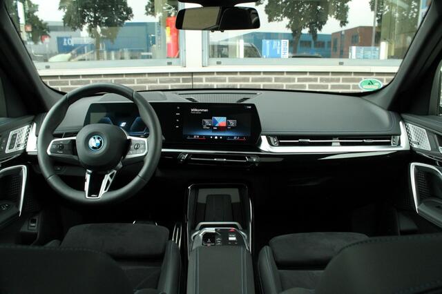 BMW iX1 eDrive20 MSport Pro - M Stoelen - Pano - 20 inch LMV