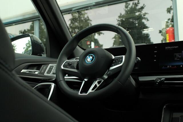 BMW iX1 eDrive20 MSport Pro - M Stoelen - Pano - 20 inch LMV
