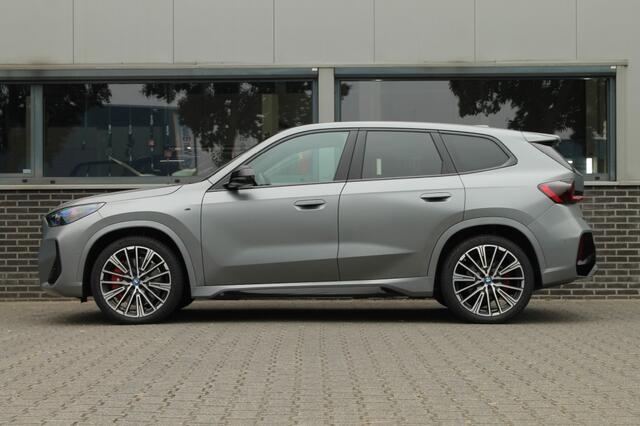 BMW iX1 eDrive20 MSport Pro - M Stoelen - Pano - 20 inch LMV
