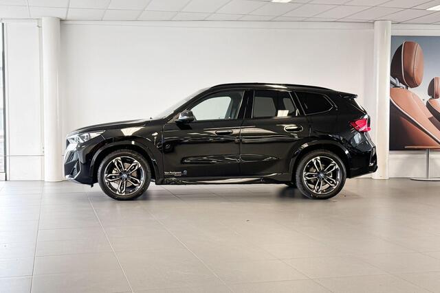 BMW iX1 eDrive20 67 kWh | M Sport | Glazen Panoramadak | Harman Kardon | Stoelverwarming | Trekhaak |