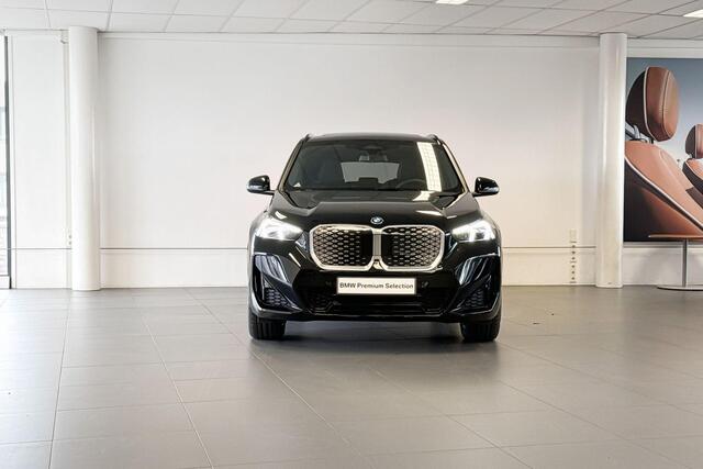 BMW iX1 eDrive20 67 kWh | M Sport | Glazen Panoramadak | Harman Kardon | Stoelverwarming | Trekhaak |