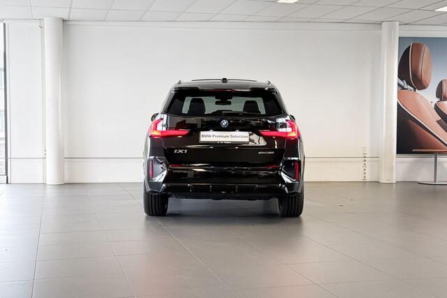 BMW iX1 eDrive20 67 kWh | M Sport | Glazen Panoramadak | Harman Kardon | Stoelverwarming | Trekhaak |