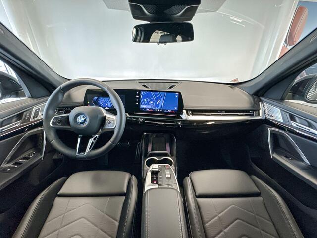 BMW iX1 eDrive20 67 kWh | M Sport | Glazen Panoramadak | Harman Kardon | Stoelverwarming | Trekhaak |