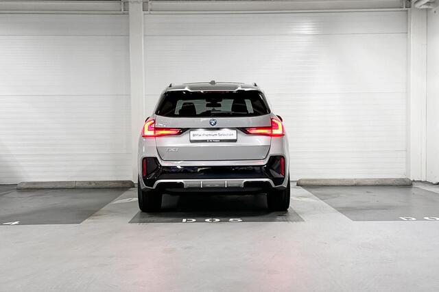 BMW iX1 eDrive20 M-Sport Pro | Premium Pack | Travel Pack | Harman/Kardon | Schuif-/Kanteldak