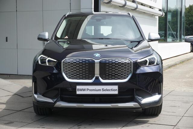 BMW iX1 xDrive30 xLine | Innovation Pack | 20 inch BMW Individual Light alloy wheels multi-spoke | Glazen panoramadak