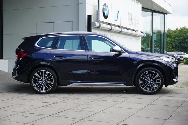 BMW iX1 xDrive30 xLine | Innovation Pack | 20 inch BMW Individual Light alloy wheels multi-spoke | Glazen panoramadak